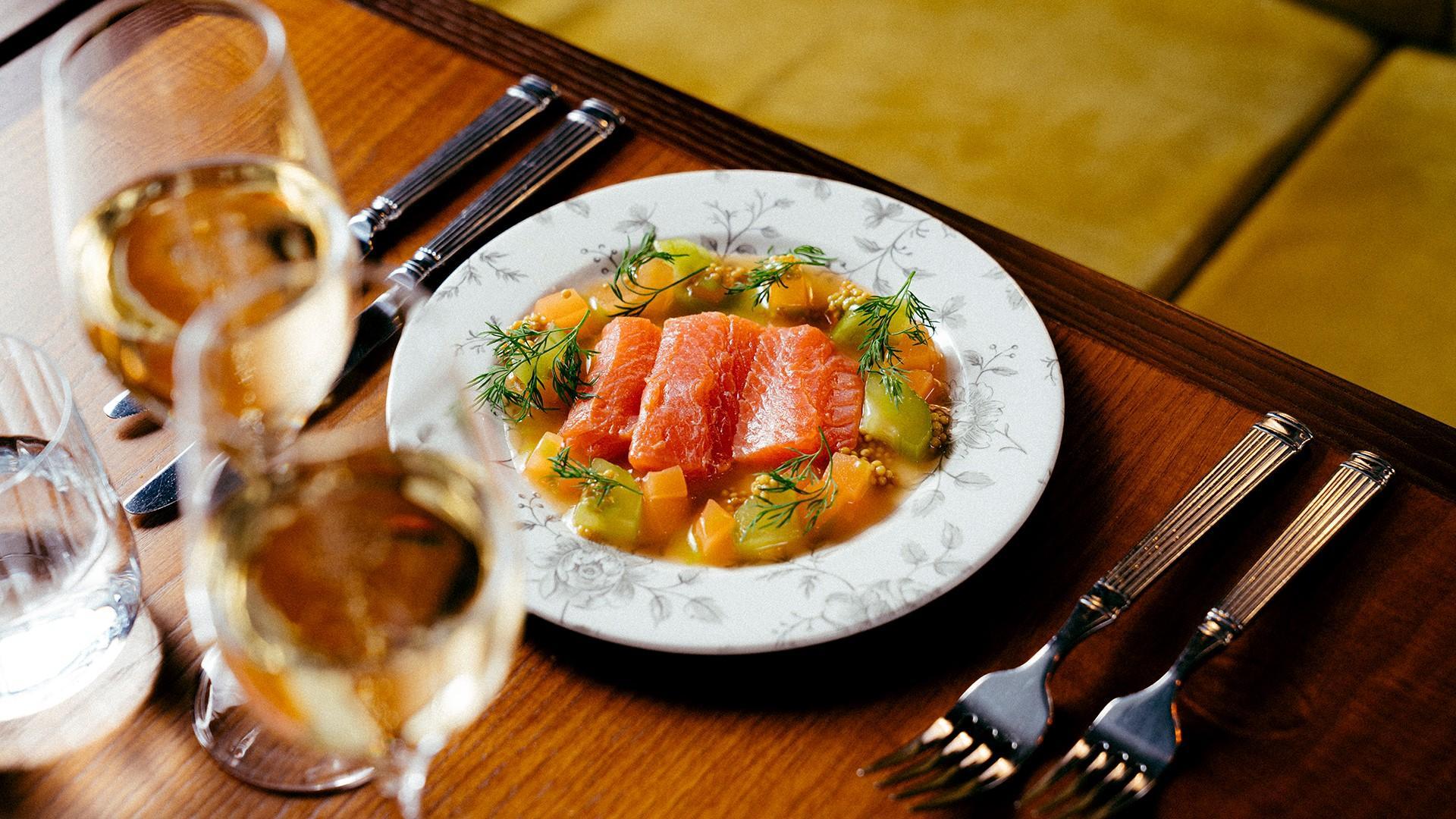 OR Restaurant & Bar, kuvassa ruoka-annos, aterimet ja juomalasit.