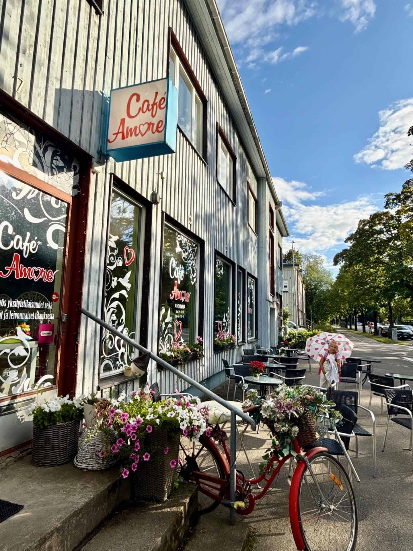 Utifån Cafe Amore.