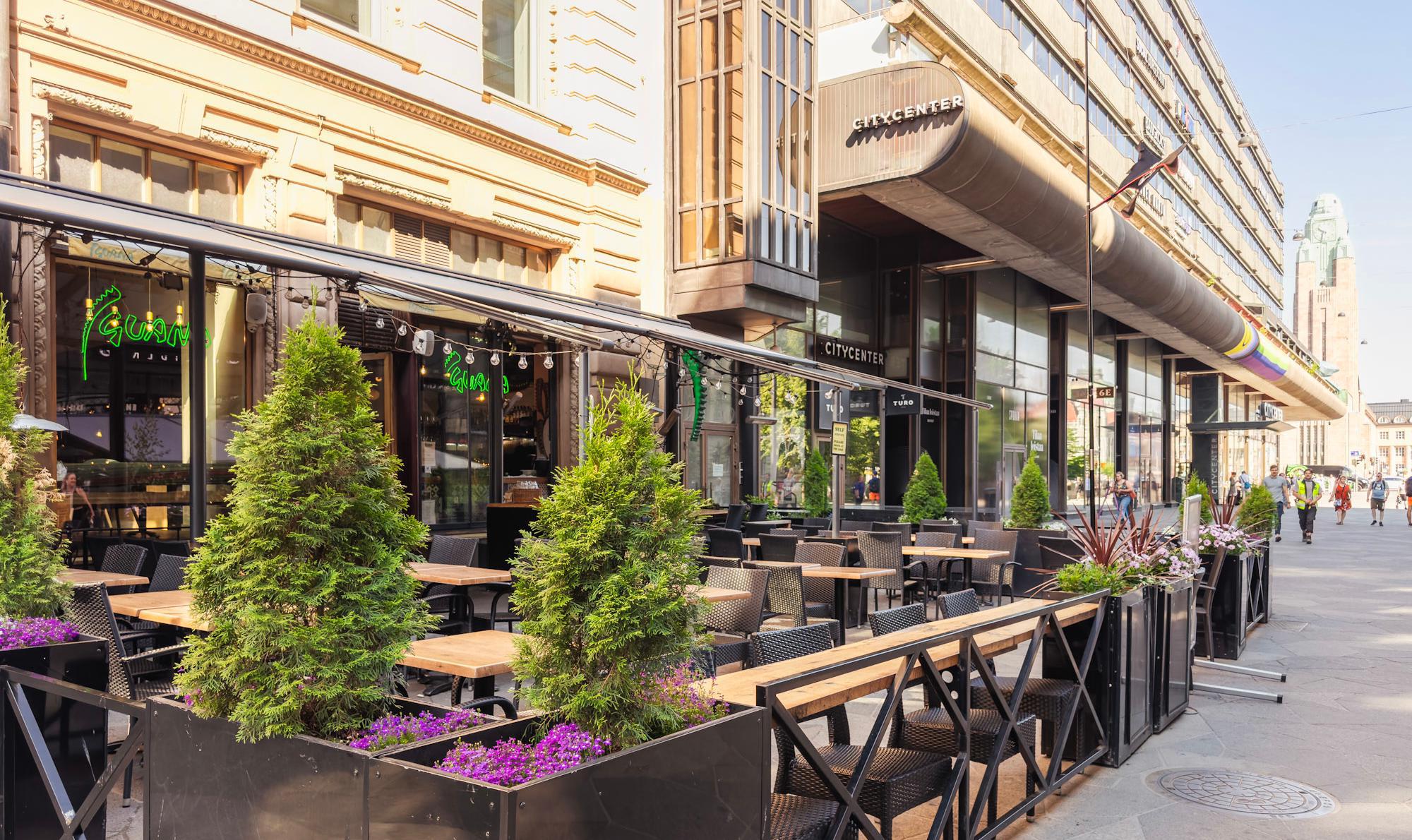 Iguana Keskuskadun ympärivuotinen terassi kävelykadun varrella.