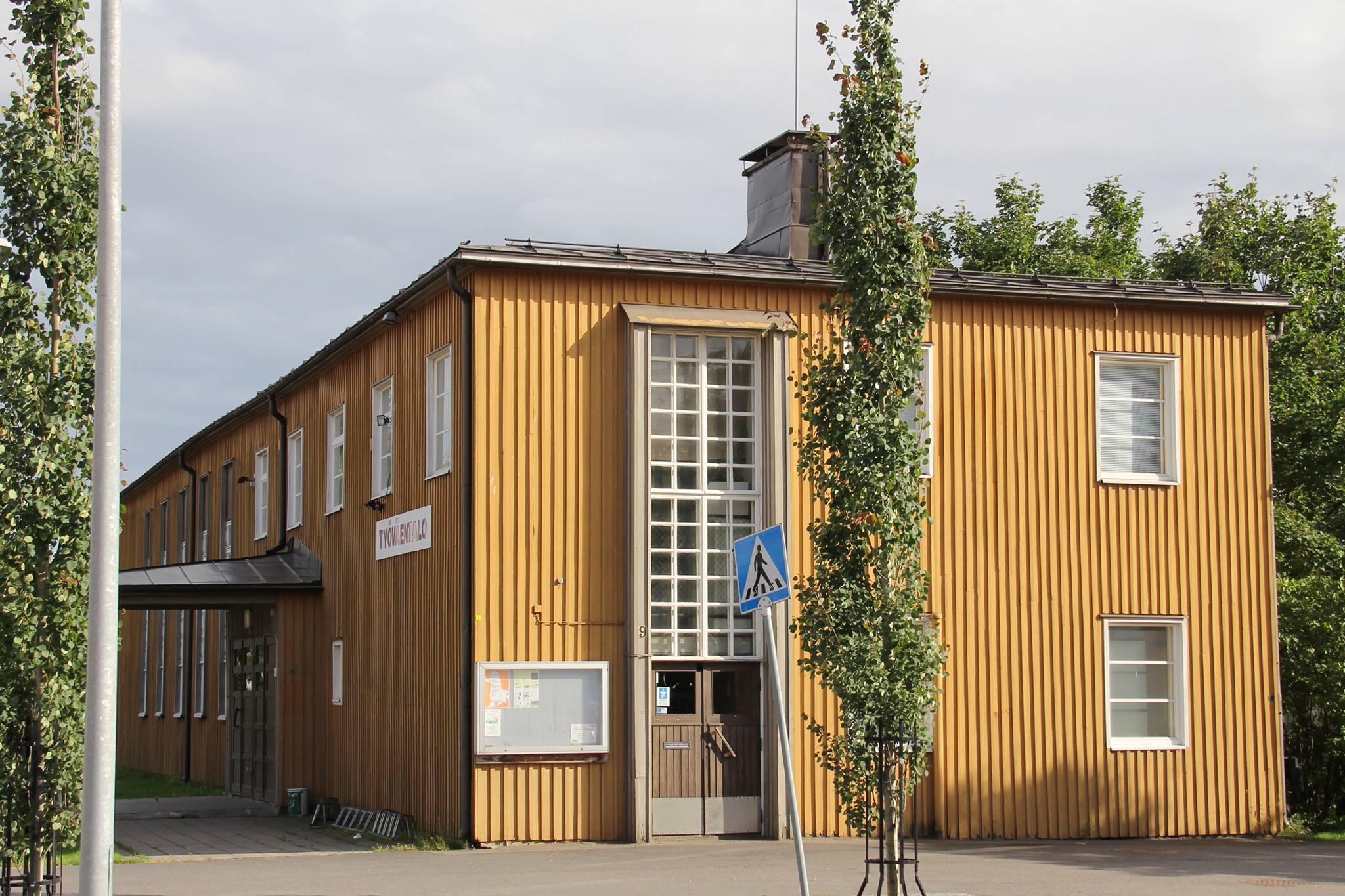 Malmin työväentalo ulkoapäin. Keltainen rakennus, jonka edessä on puu.