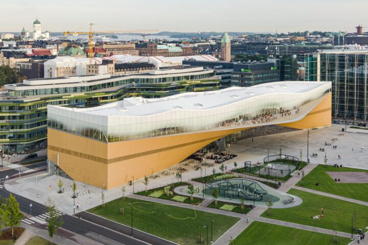 Keskustakirjasto Oodi kuvattuna ulkoa