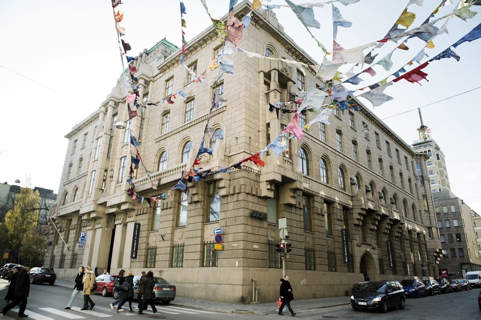 Galerie Forsblom, seen from the outside. In front of the bulding there are cars and people.