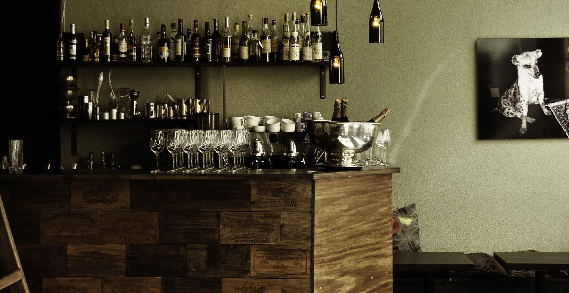 Ravintola Murun sisätilat, jossa näkyy tiski jonka päällä on laseja. Takana on hylly, jossa on pulloja.