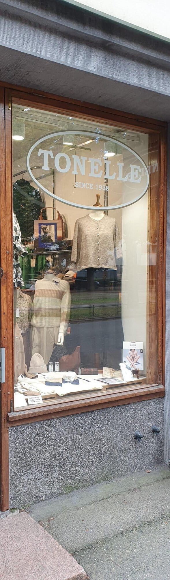Tonelle, the clothing shop as seen from the outside.