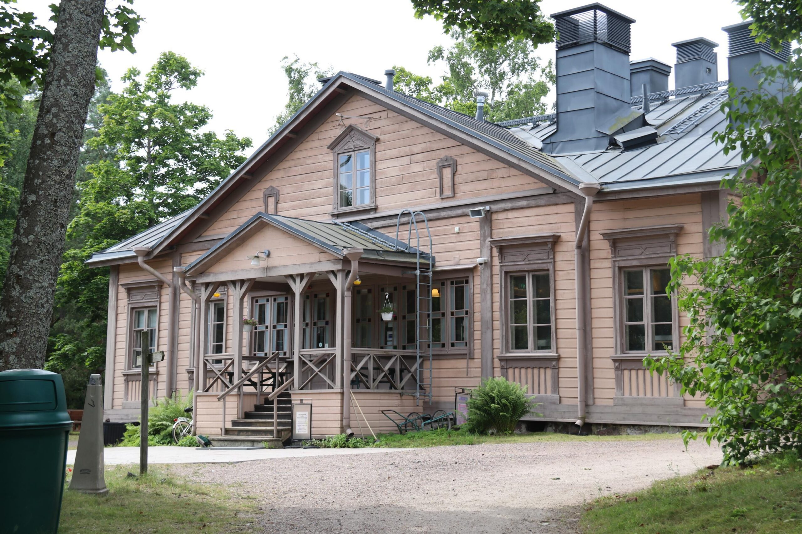 Svartholmens verksamhetscentrals huvudbyggnad fotograferad från färjelägets sida.