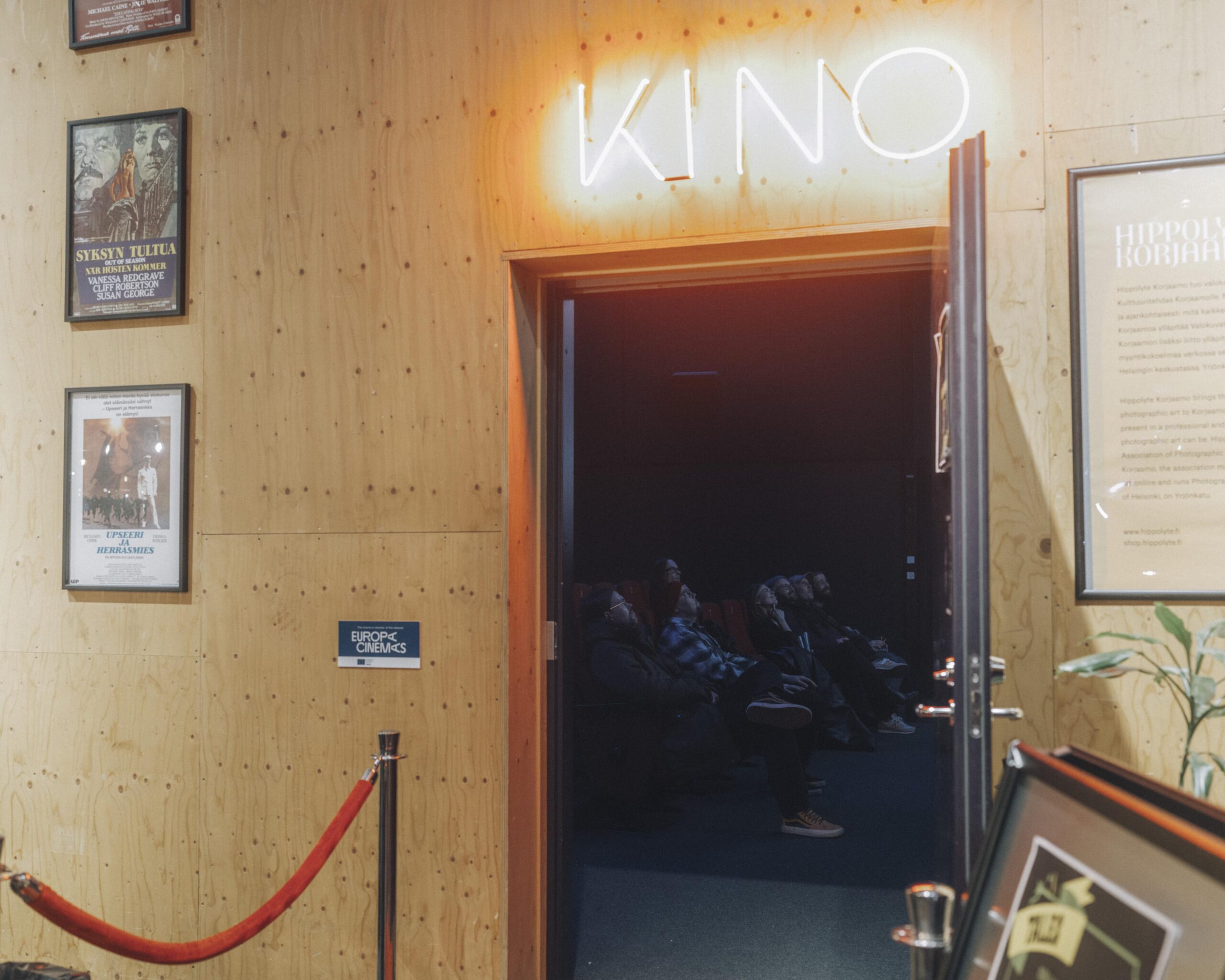 Korjaamo Kino Töölön sisätilat. Ovi, jonka yläpuolella lukee valokirjaimilla Kino.