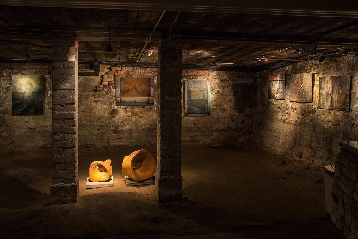 Kellarigalleria kesällä 2021 Antti Ylösen näyttelyn aikana.