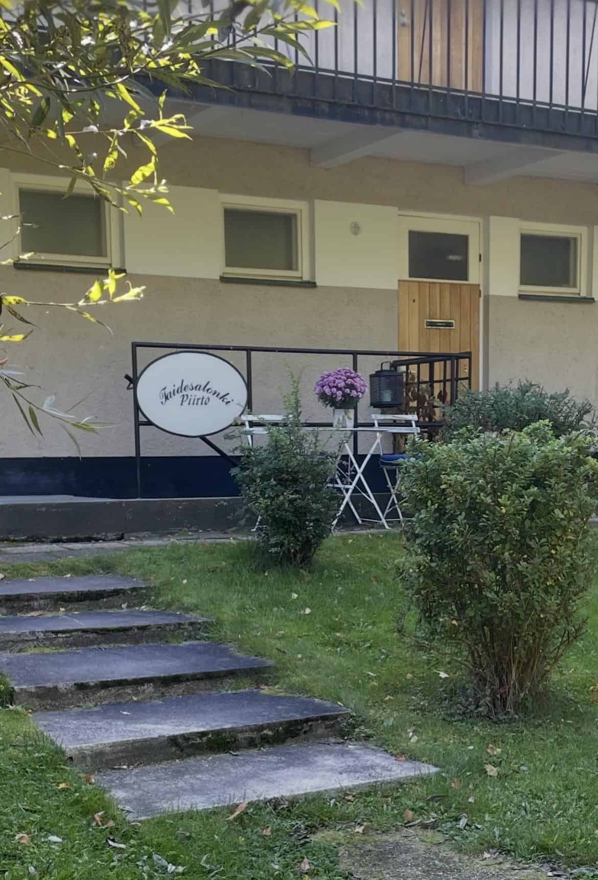 Taidesalonki Piirto. Sisäänkäynti galleriaan Salakkakuja 4A.