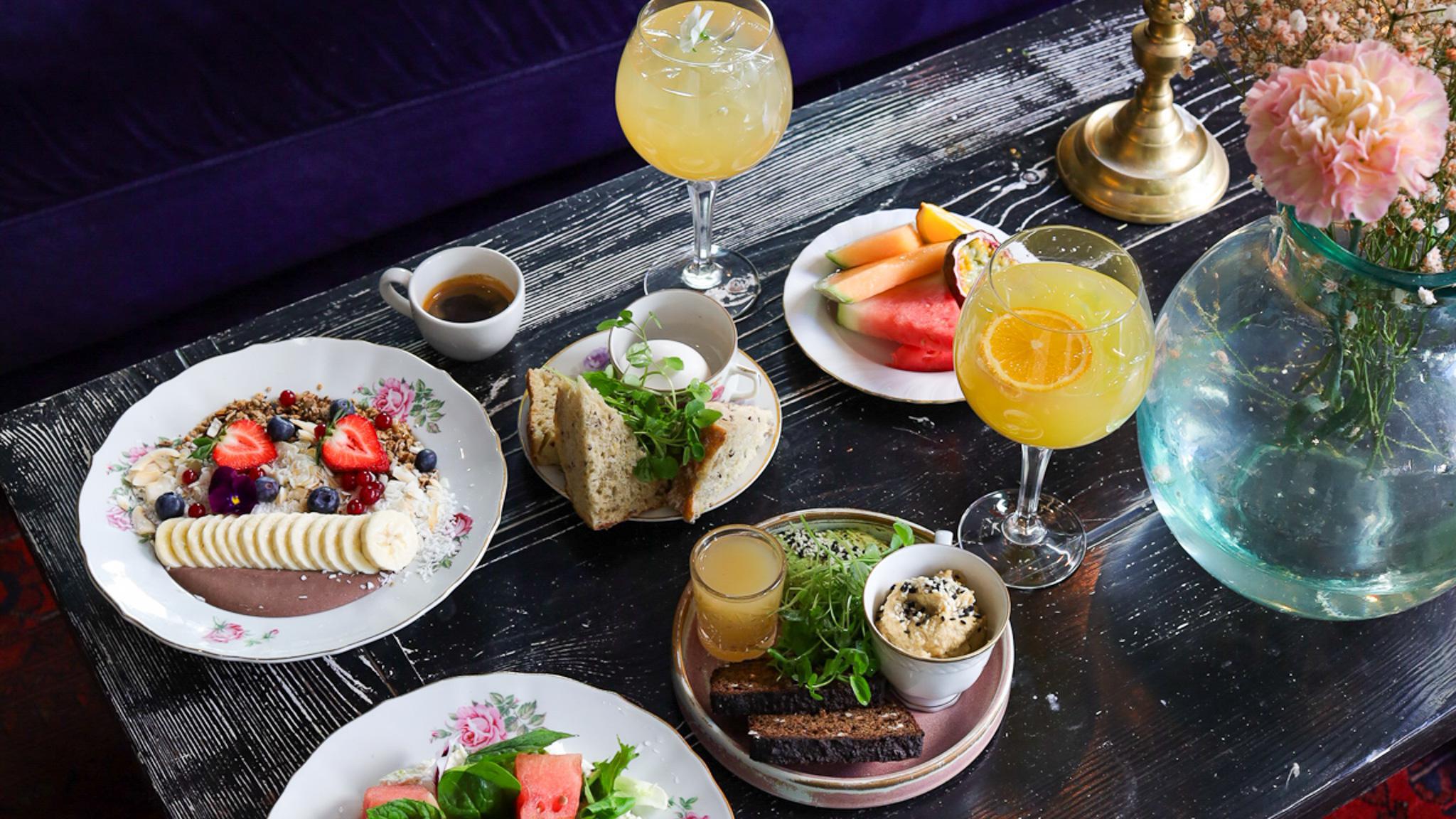 Relove Second hand & Café Punavuoren annoksia ja juomia pöydällä.