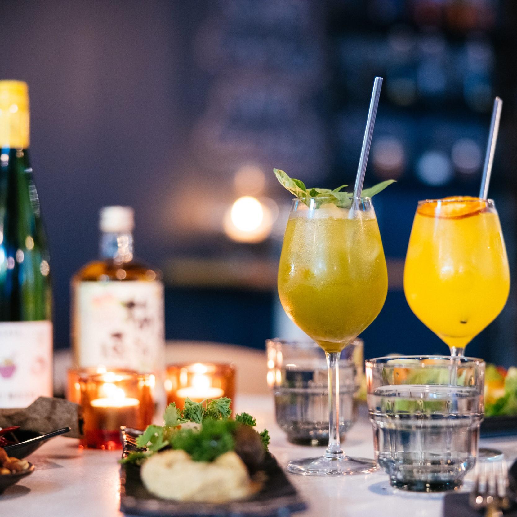 SameSamen nimikko-cocktaileja tai mocktaileja.