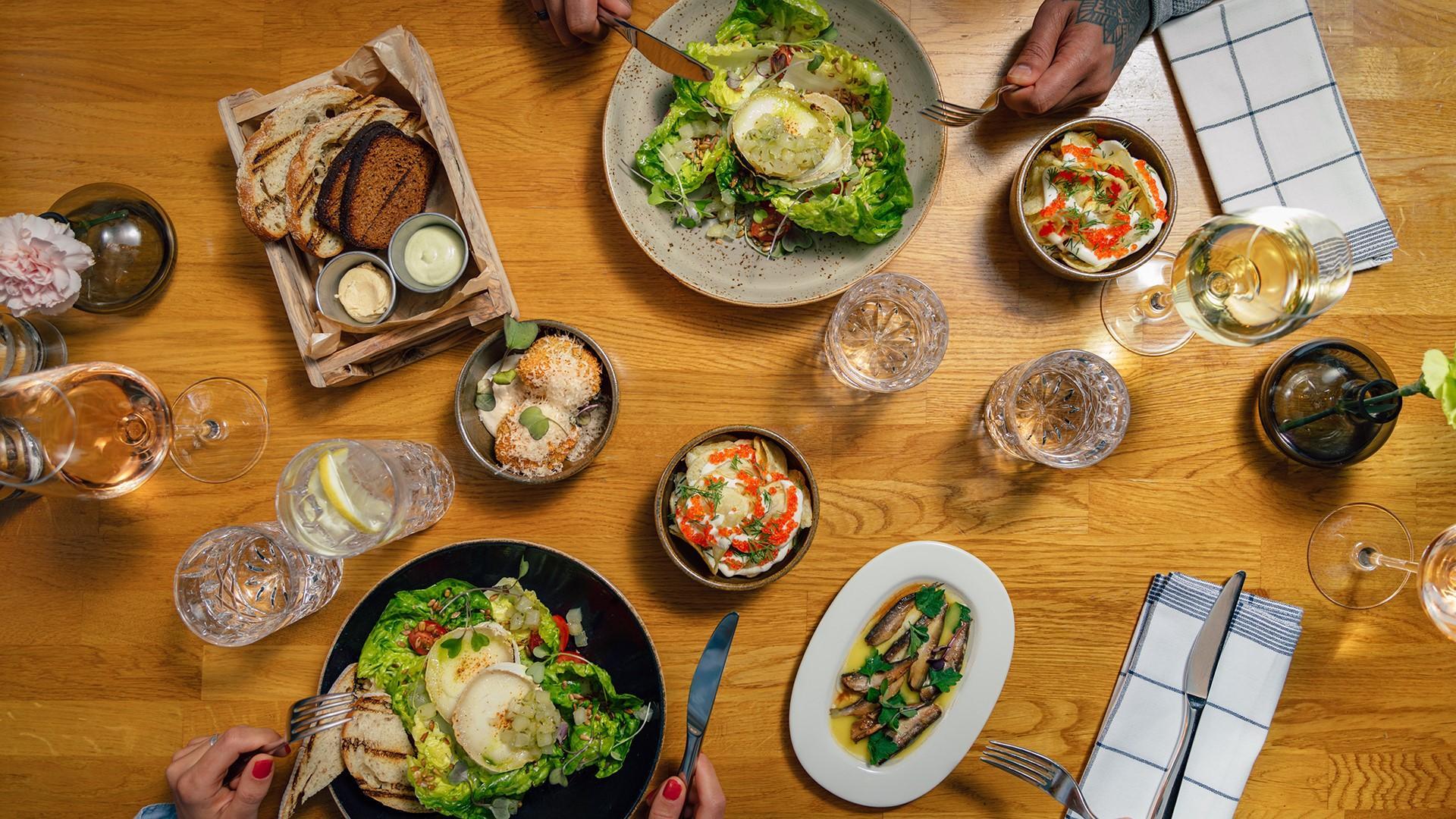 Bistro Ranta, kuvassa pöytä jonka päällä on useita annoksia ja juomia.