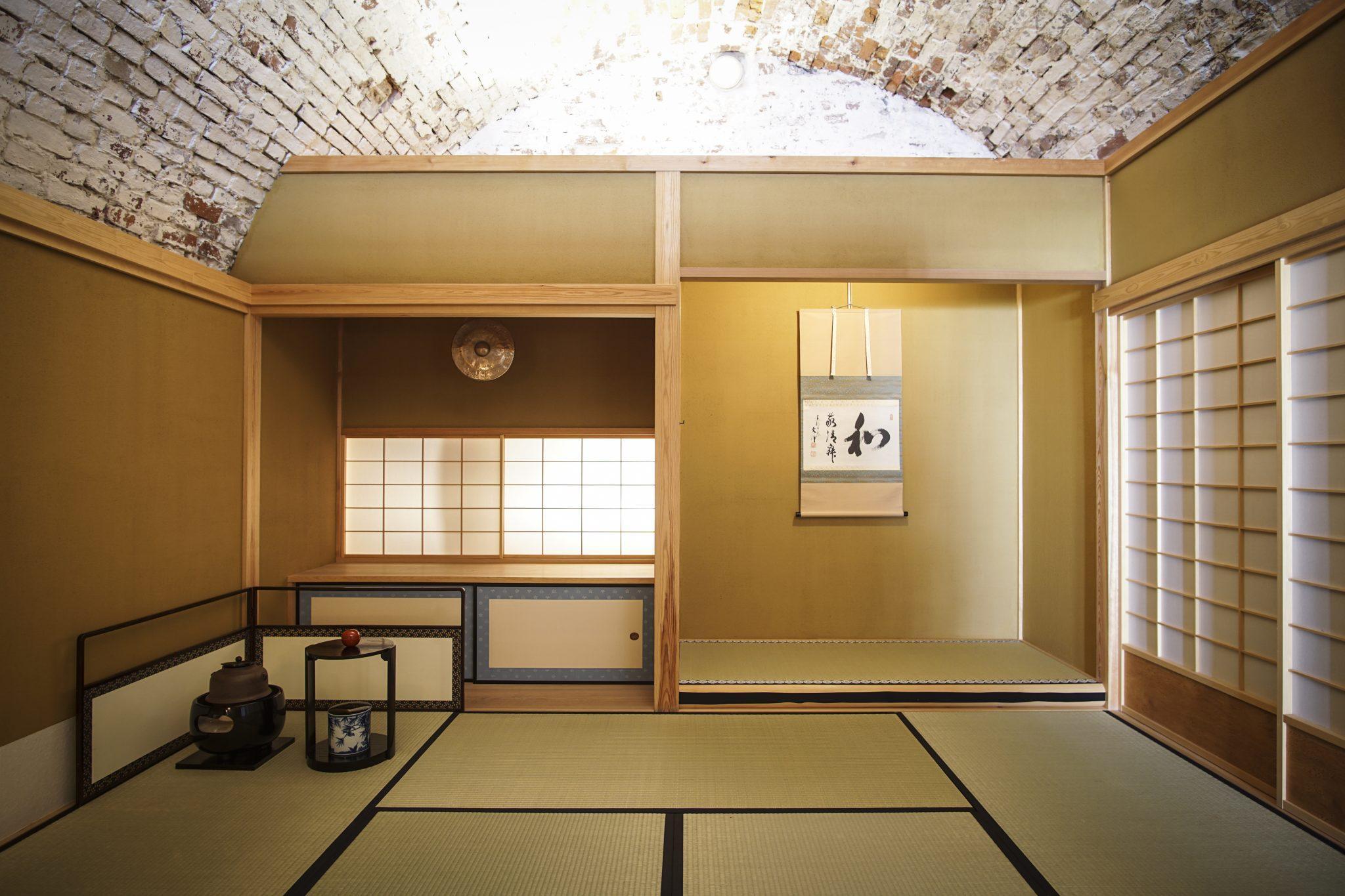 A tea room (hiroma) measuring eight tatami mats.