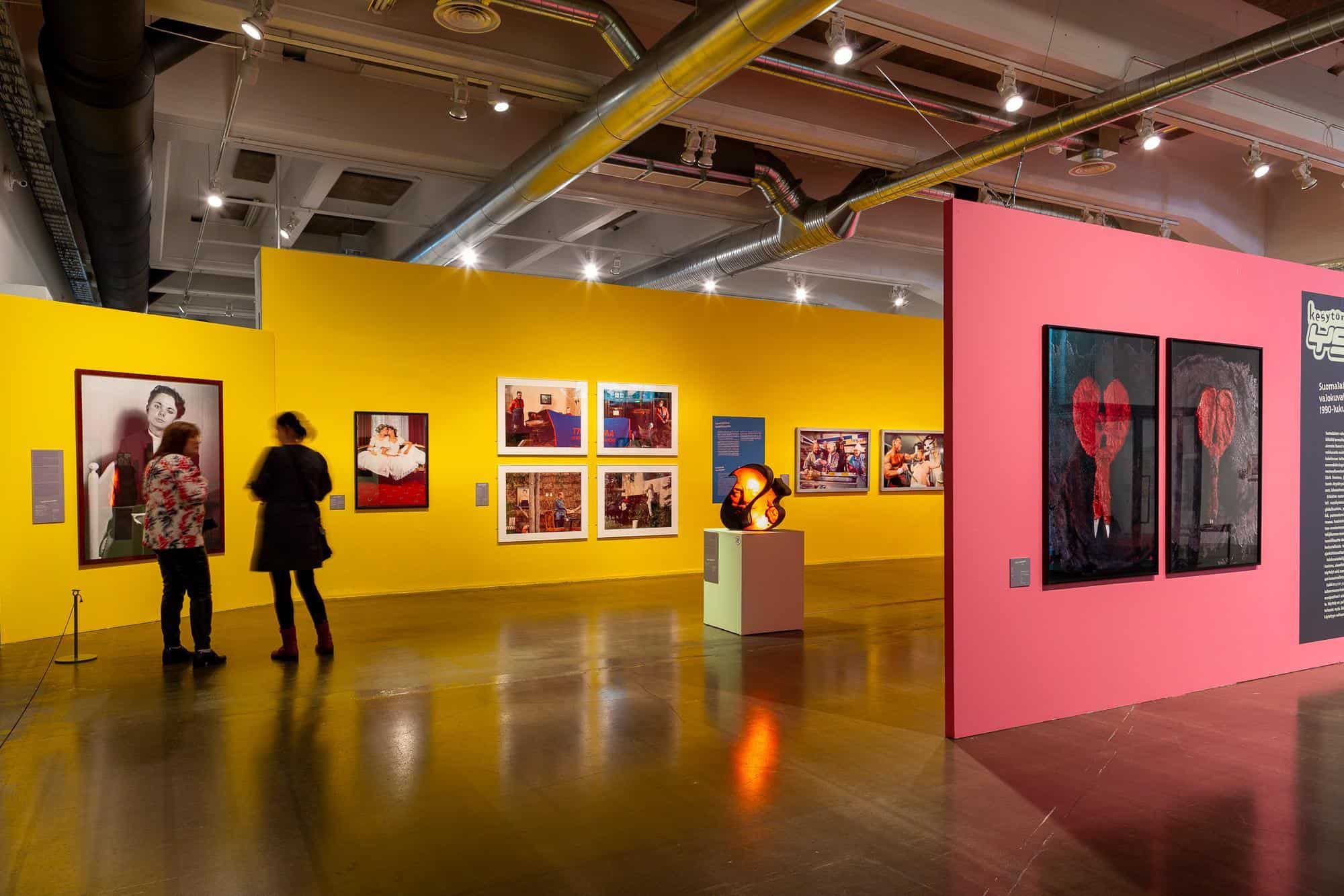Utsikt över utställningslokalen på Finlands Fotografiska museum.