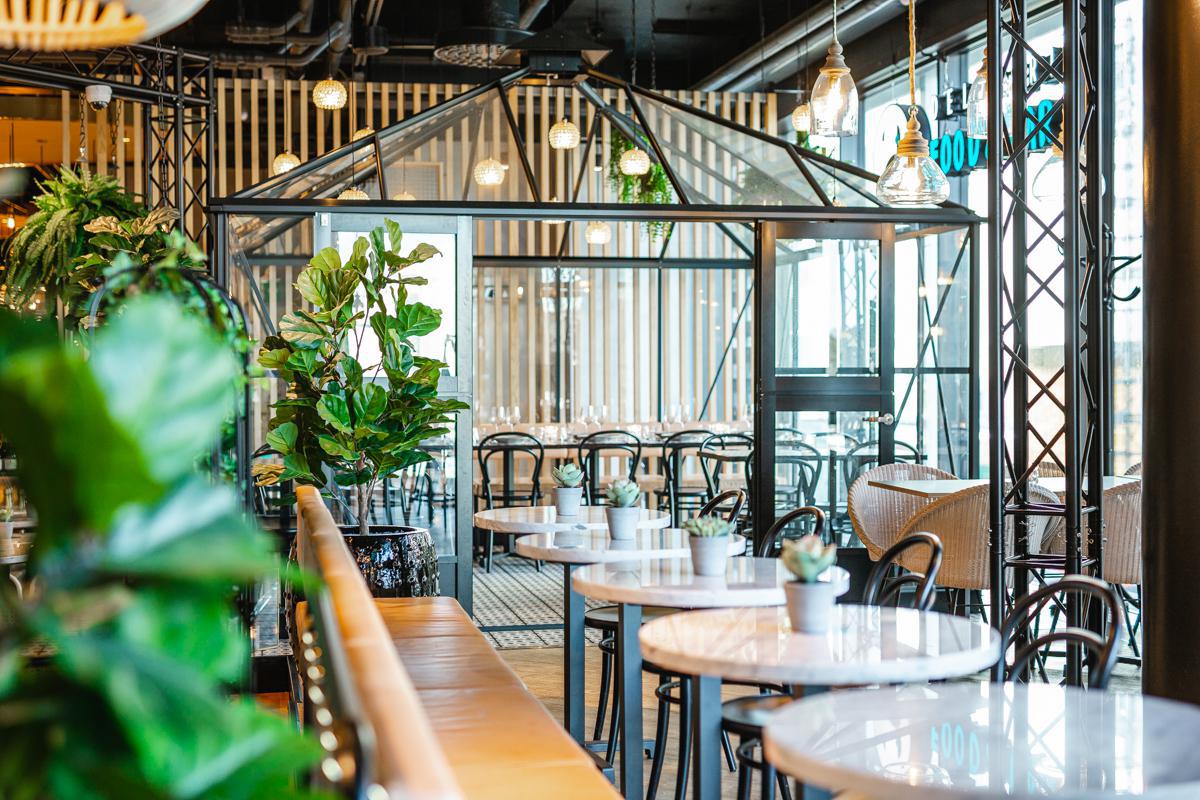 Deliberi Hagalunds restaurangsal. Bord och inomhusväxter.