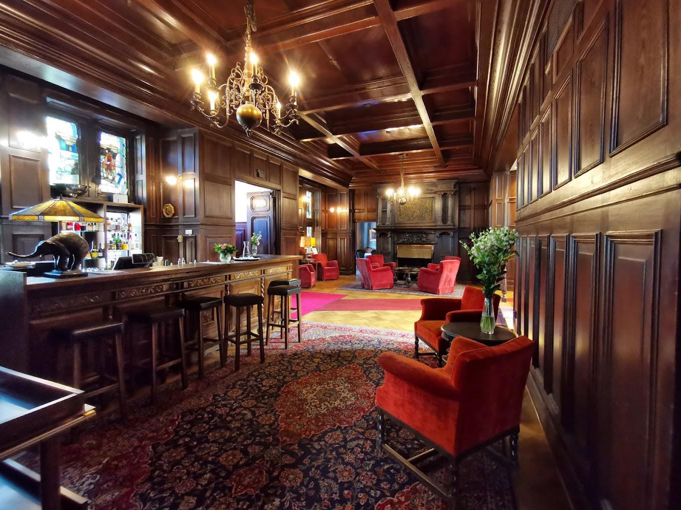 Svenska Klubbenin viihtyisä aulabaari palvelee yksityistilaisuuksien asiakkaita