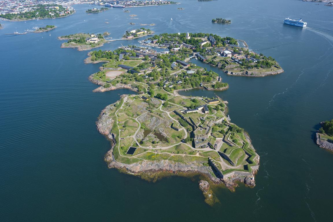Ilmakuva Suomenlinnan merilinnoituksesta kesältä 2023.
