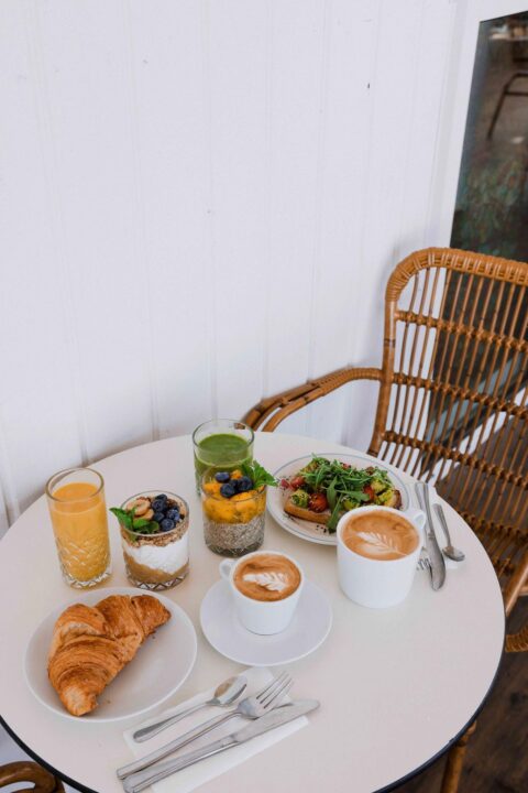 Rauhallinen aamupala meren äärellä.