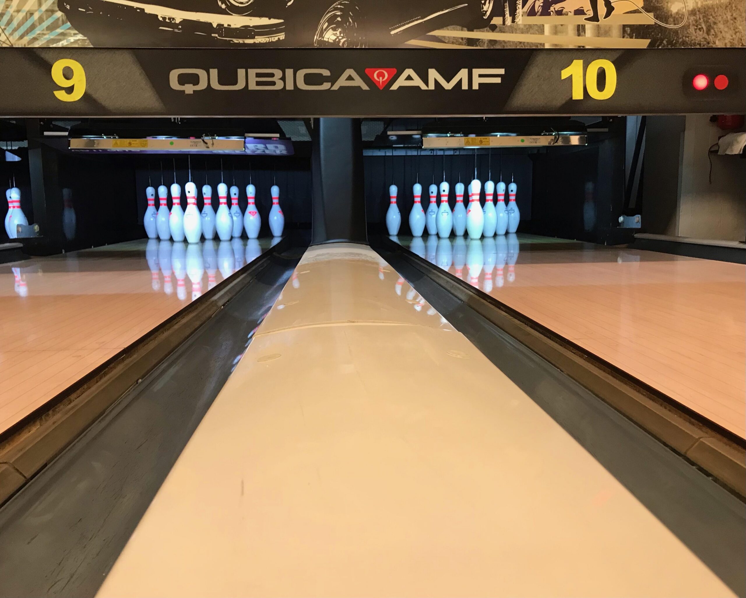 Fun Bowling & Bar. Keilailuhallin sisätilat, kuvassa on keilailurata.