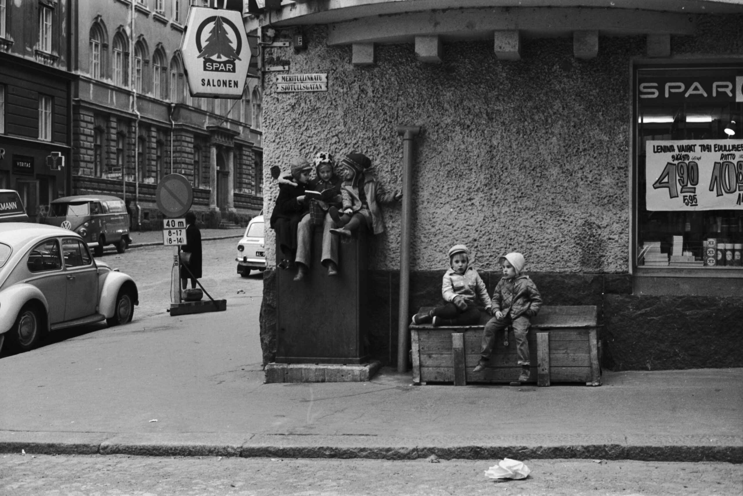 Lapsia Meritullinkadun ja Liisankadun kulmassa vuonna 1970.