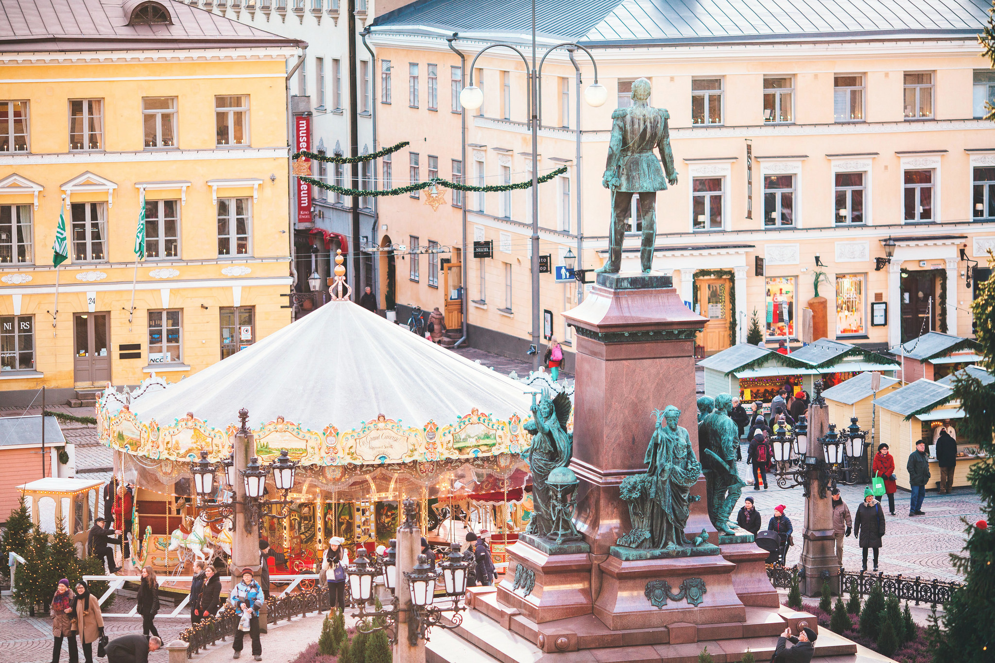 Jouluna Senaatintorilla järjestetään Tuomaanmarkkinat.