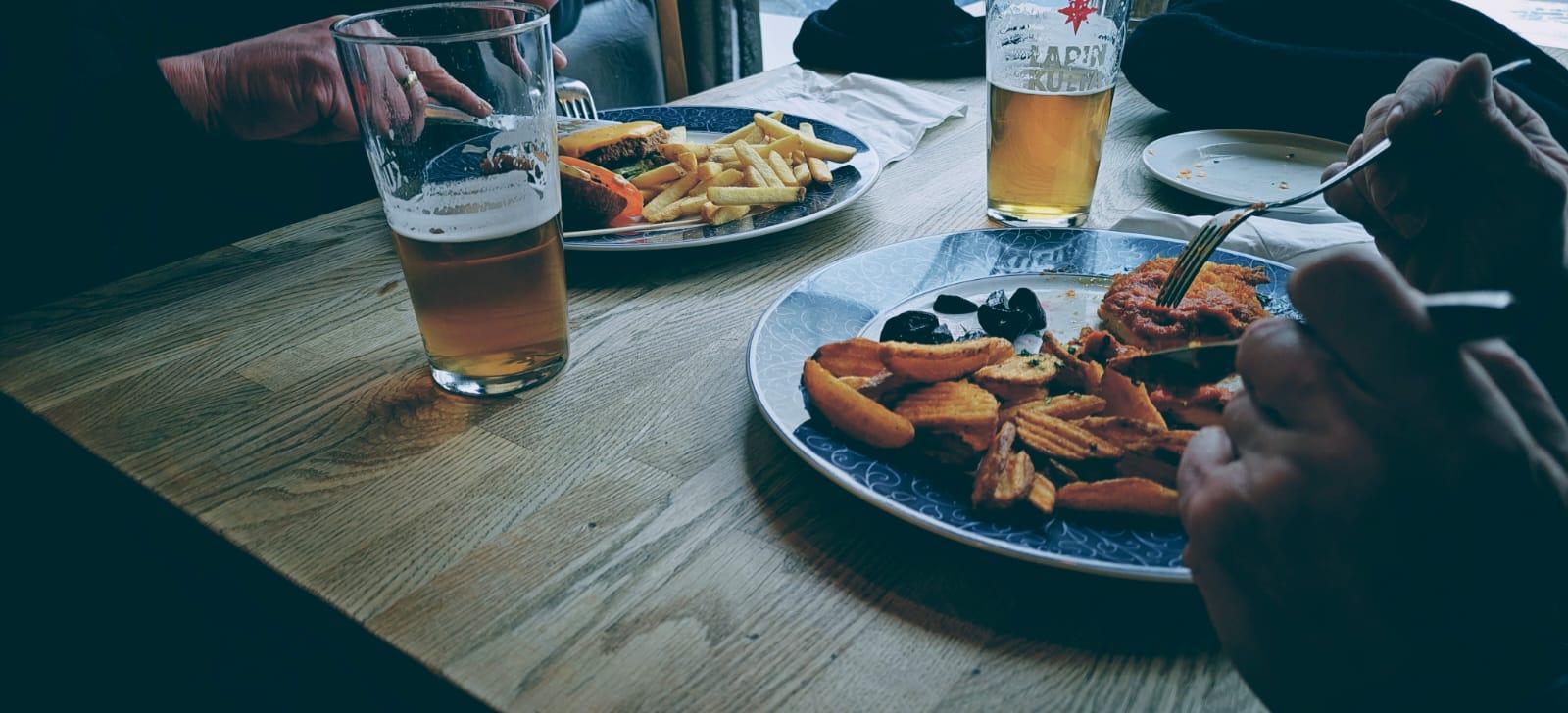 Käpygrilli, a table with two dishes and glasses.