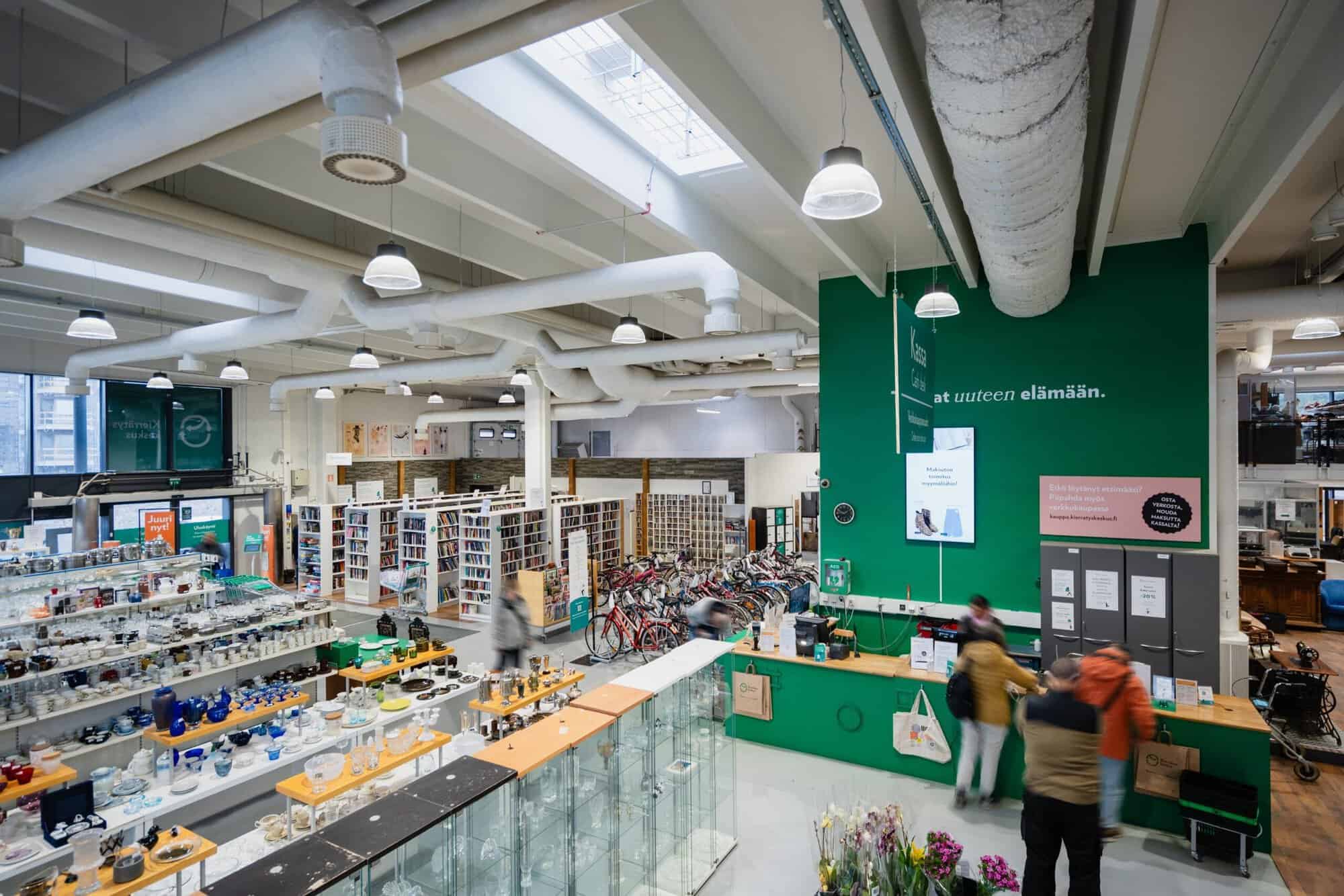 Återanvändningscentralen - Kierrätyskeskus Suomenoja. Ett urval av produkterna på butikens mellanvåning.