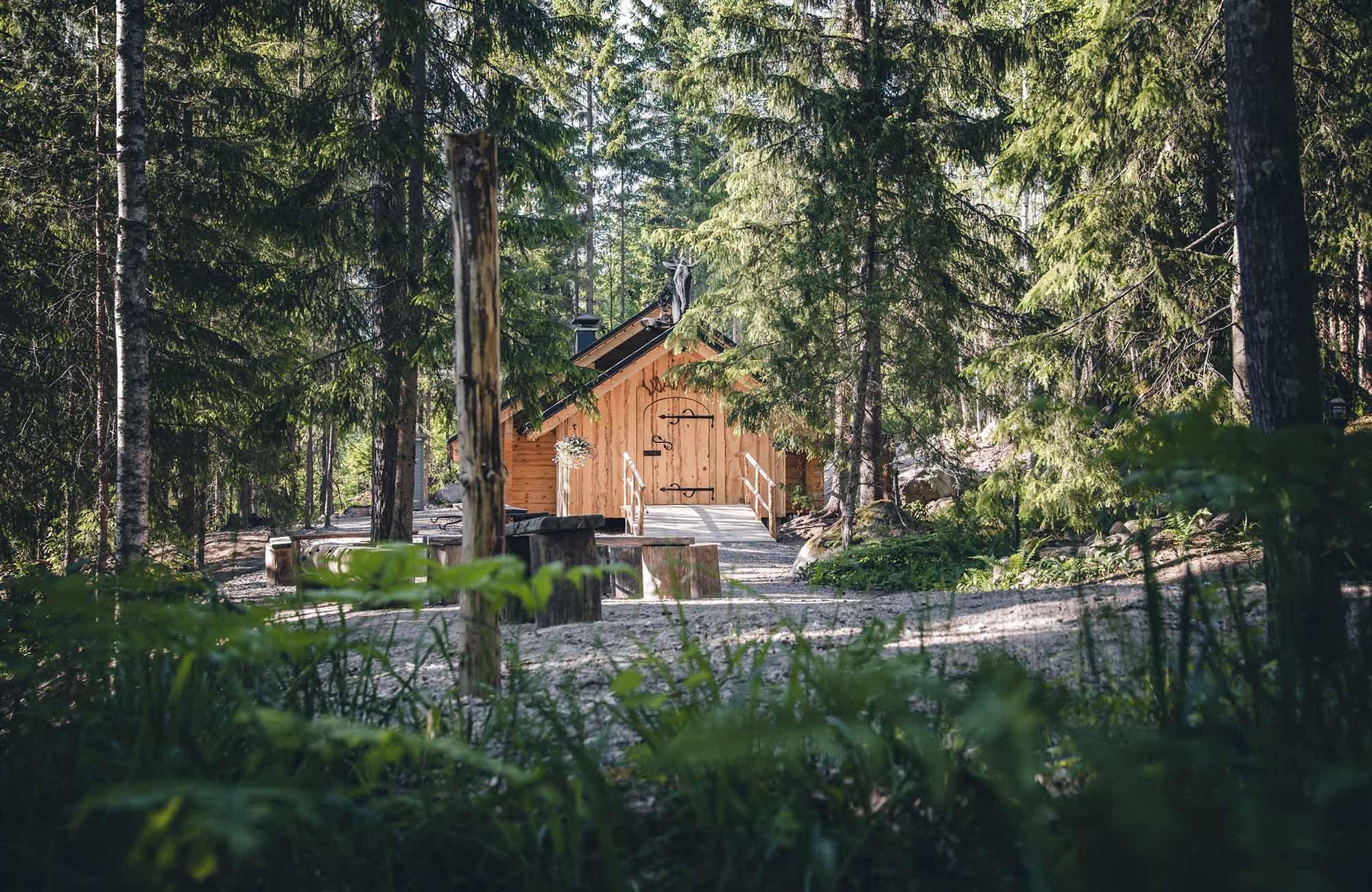 Puinen rakennus puiden ympäröimänä
