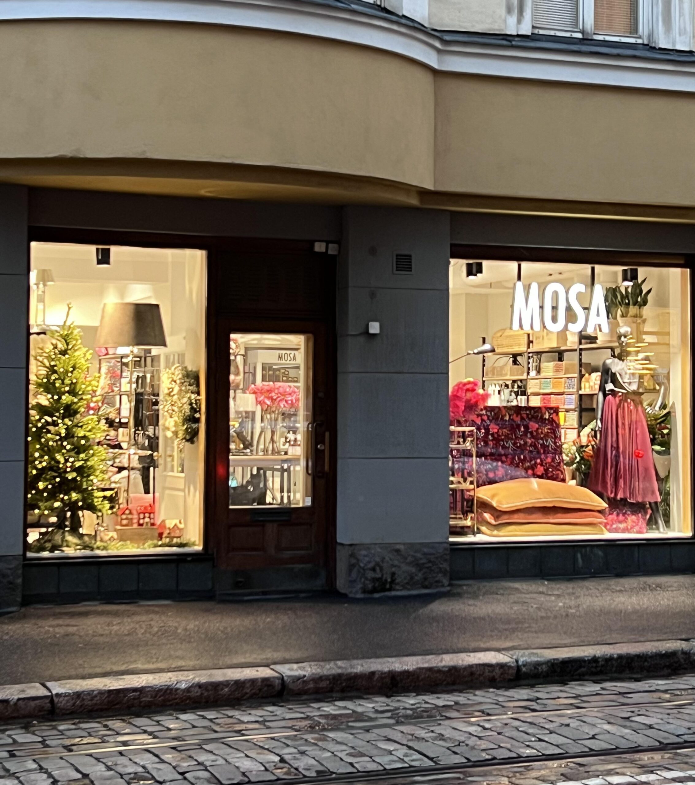 Mosa Interiors shop in Fredrikinkatu 24. Fönster, där butikens namn står skrivet med vita bokstäver.
