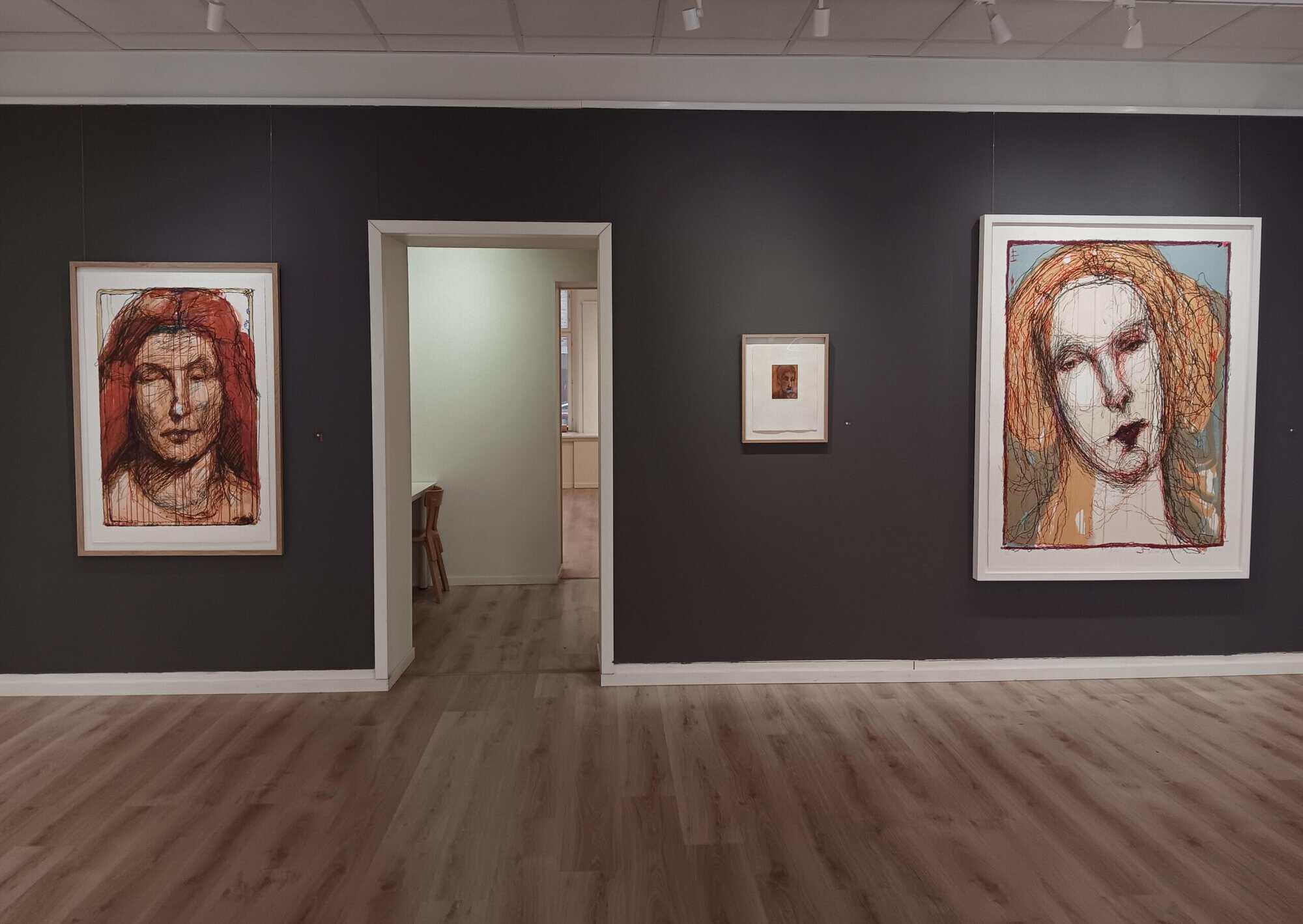 Galleria Dueton sisäkuva. Seinällä Kuutti Lavosen teoksia.