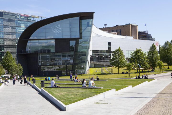 Nykytaiteen museo Kiasma ulkopuolelta, Kansalaistorin suunnalta kuvattuna.
