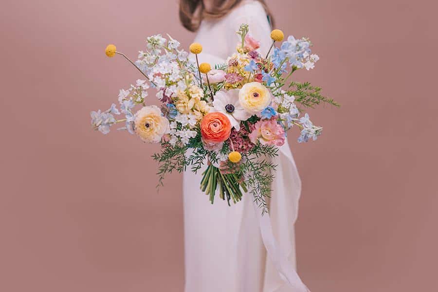 Helsinki Flower Studio. På bilden syns en person med en blombukett i handen.