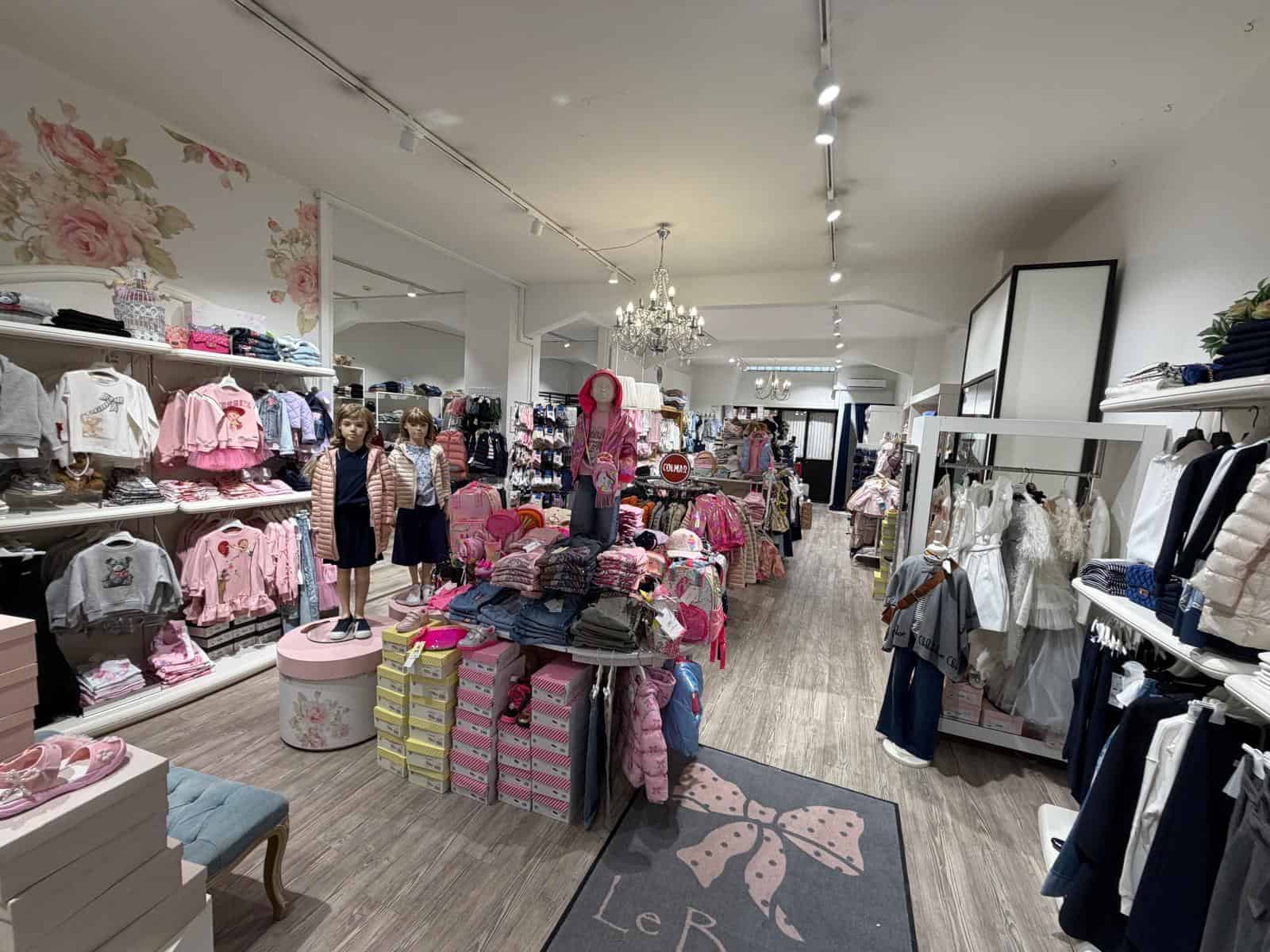 Le Bunuell, butiken inifrån sedd. På bilden syns butikens barnkläder.