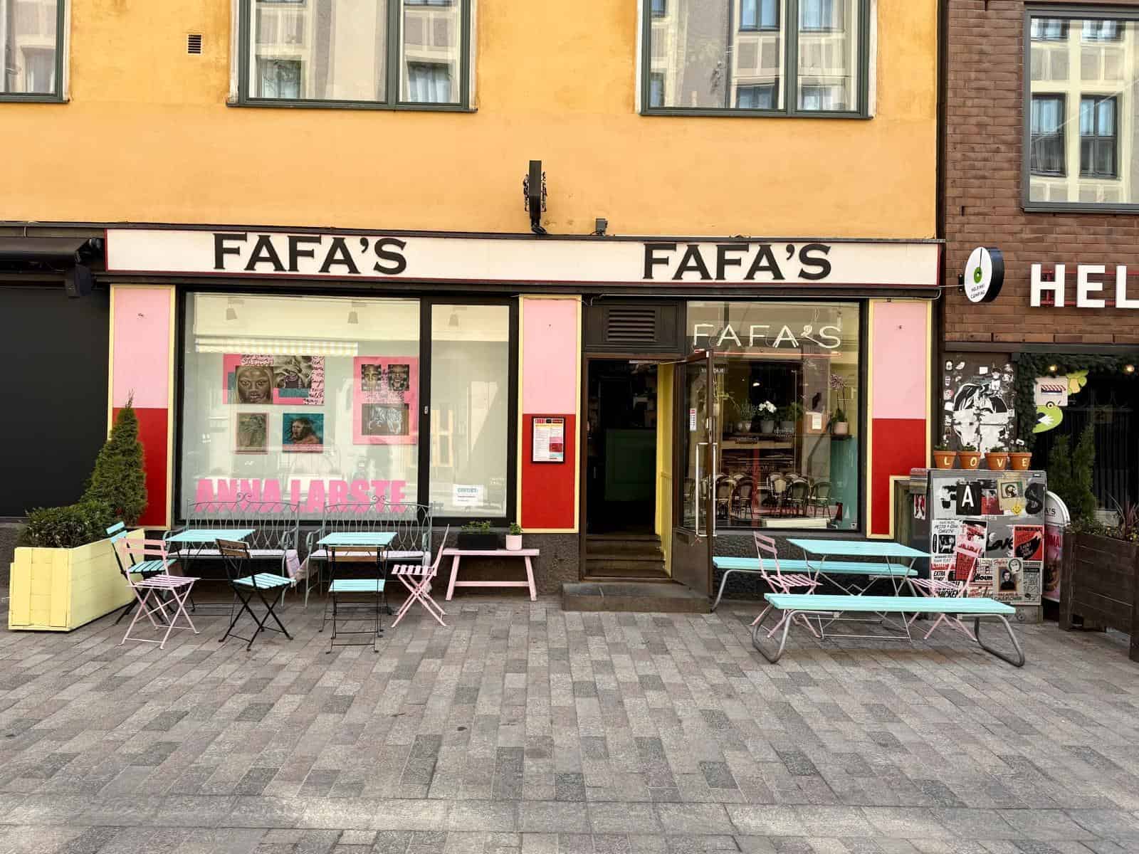 Fafa's Iso Roba, photographed from the outside. The restaurant's entrance, next to it there are tables and chairs.