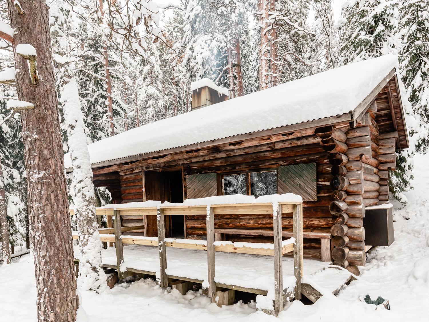 Oravankolon eräkämppä talvella