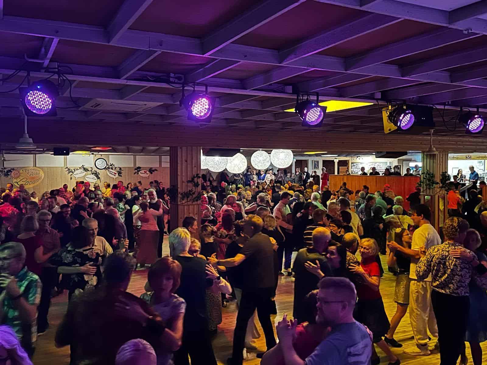 Helsinki Pavi, people dancing.