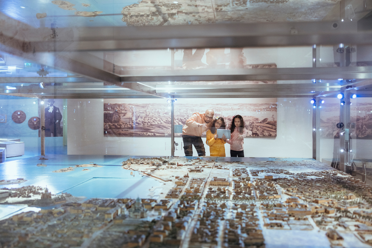 henkilöitä Helsingin pienoismallin takana