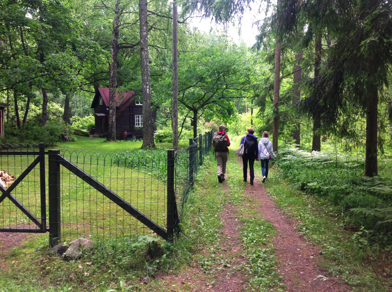 Ihmisiä kävelyllä Vartiosaaressa