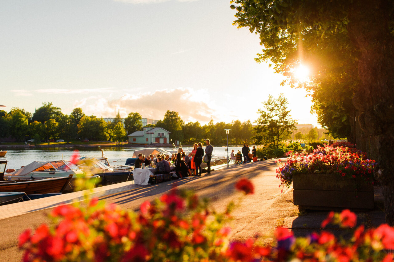 Picnic places in Helsinki: People hanging by the seaside in Helsinki summer