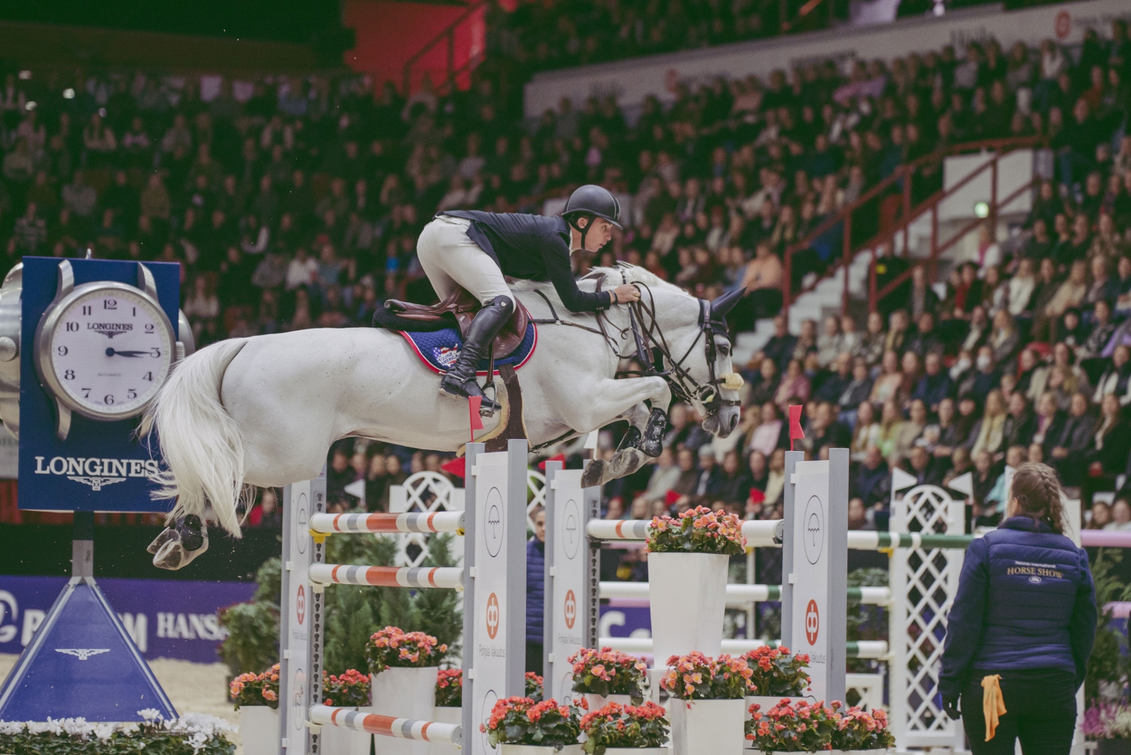 Ratsukko hyppää esteen yli