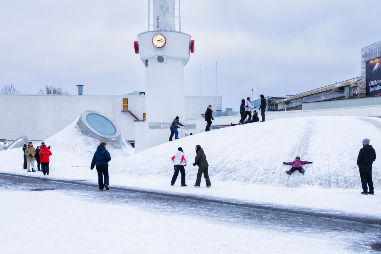 Lasipalatsinaukio square is also a roof to Amos Rex Art Museum