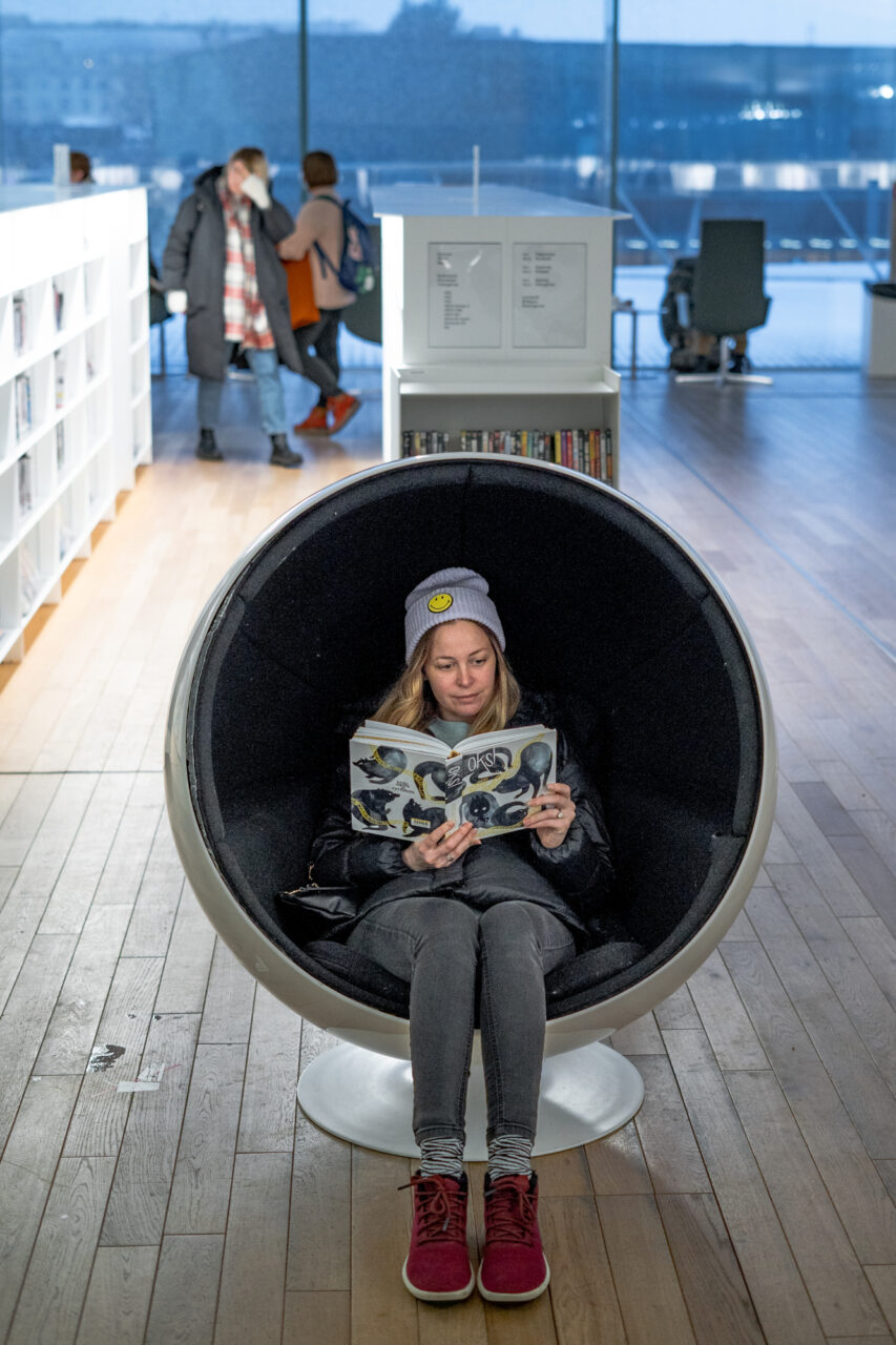 Woman reading in Oodi