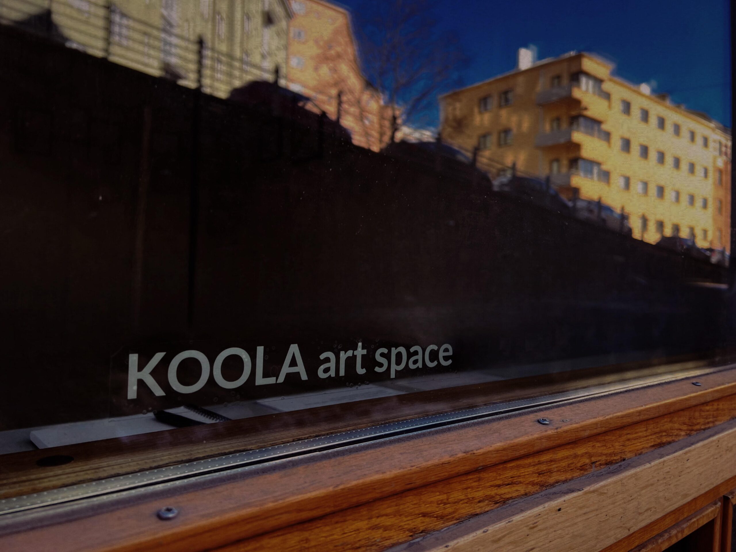 KOOLA Art Space ulkoapäin kuvattuna. Ikkunassa lukee valkoisilla kirjaimilla gallerian nimi.