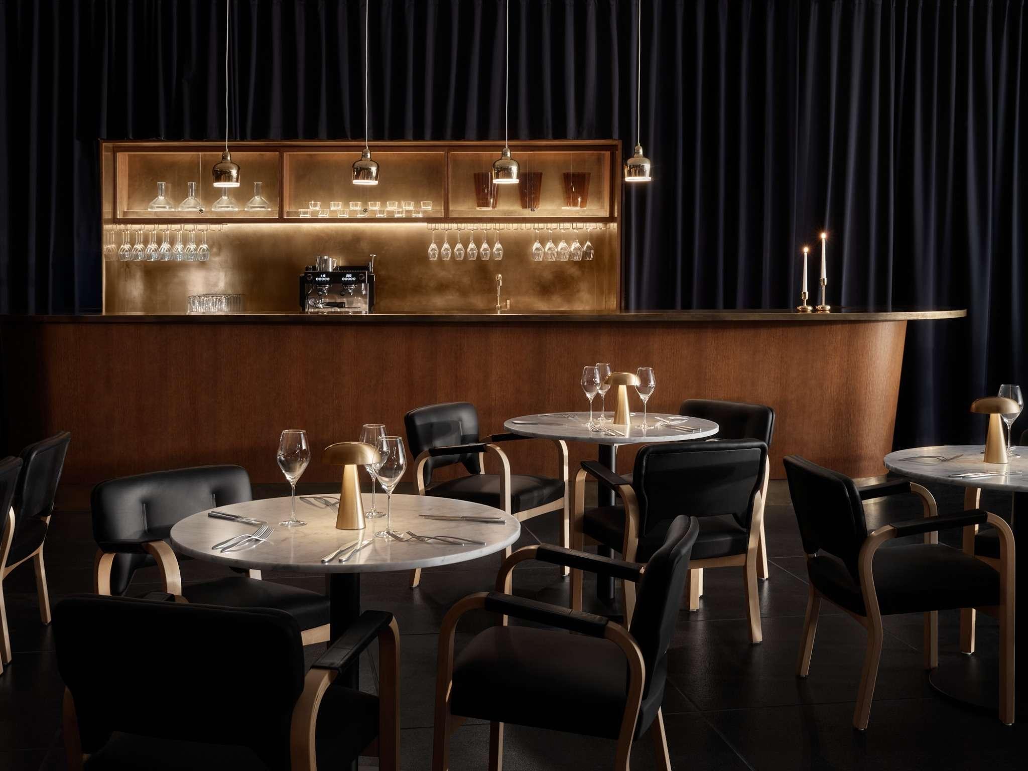 Finlandia Bistro, fotograferad från insidan. I bilden syns bord och en disk i bakgrunden.