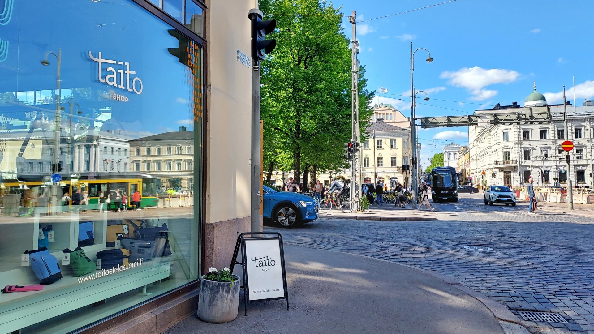 Taito Shop Helsingin sisäänkäynti Eteläesplanadin ja Unioninkadun kulmauksessa