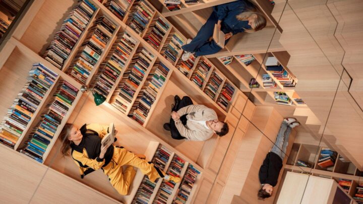 Todellisuutta taivuttava kirjasto Paradox Museum Helsingissä.