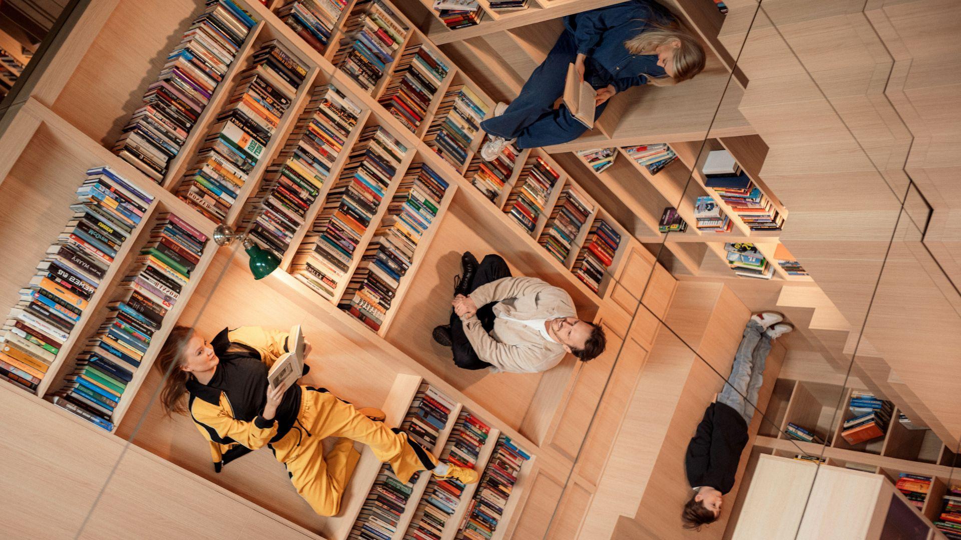Todellisuutta taivuttava kirjasto Paradox Museum Helsingissä.