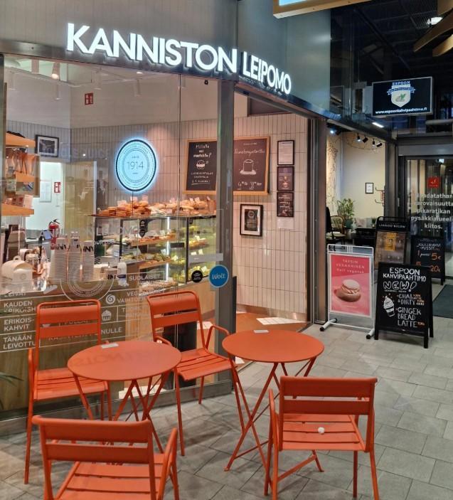 Small and cute bakerystore in Sello Mall