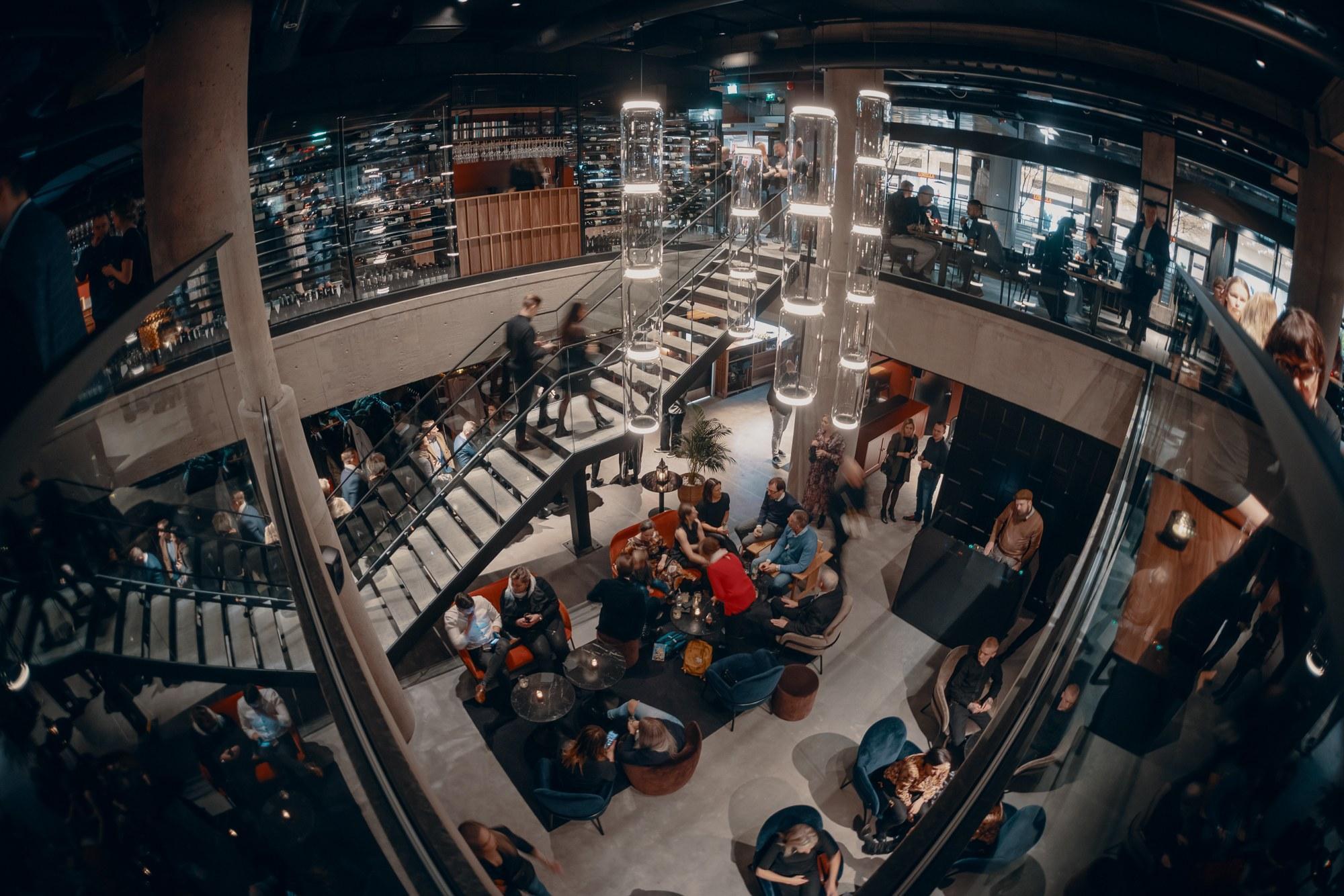 Farang, kuvattuna sisältä. Ravintolassa näkyy ihmisiä pöytien äärellä.