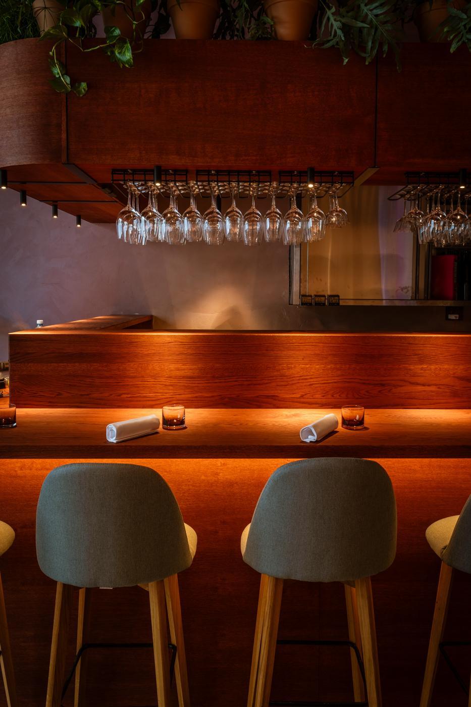 Flor restaurangens interiör.