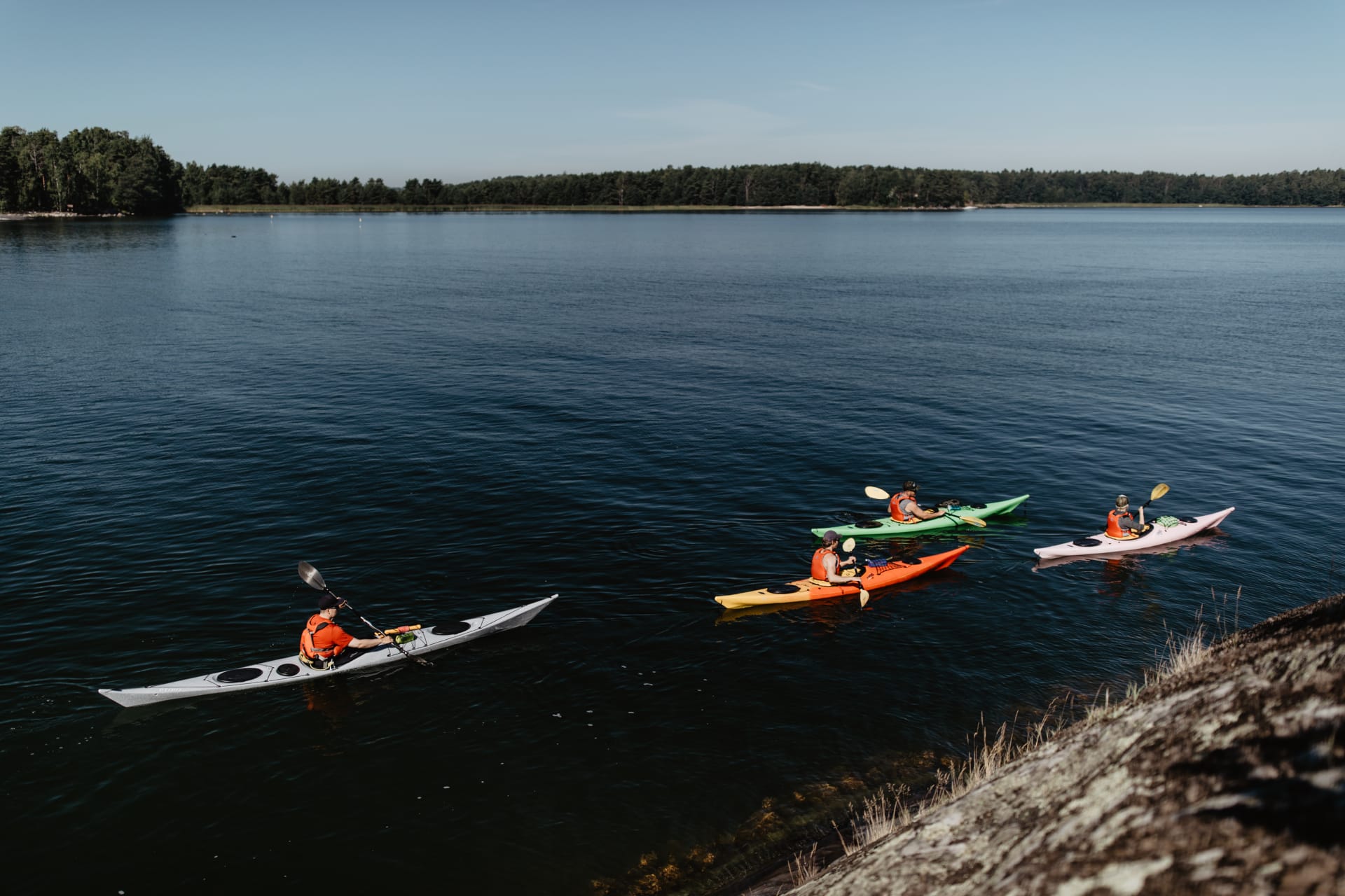 Ryhmä melomassa Helsingin saaristossa